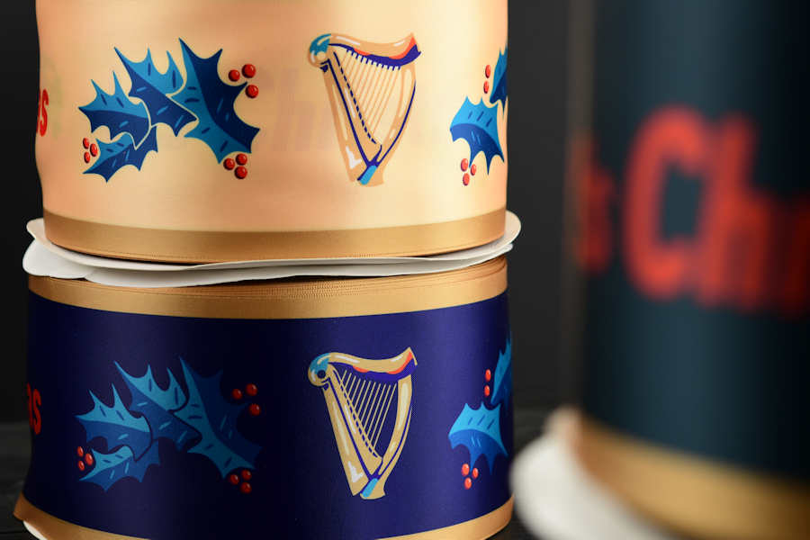 Leveä lahjanauha logolla painettuna