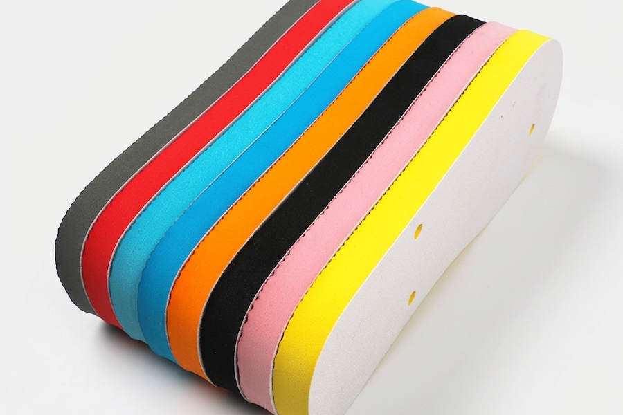 Rantasandaalit omalla painatuksella eri värit