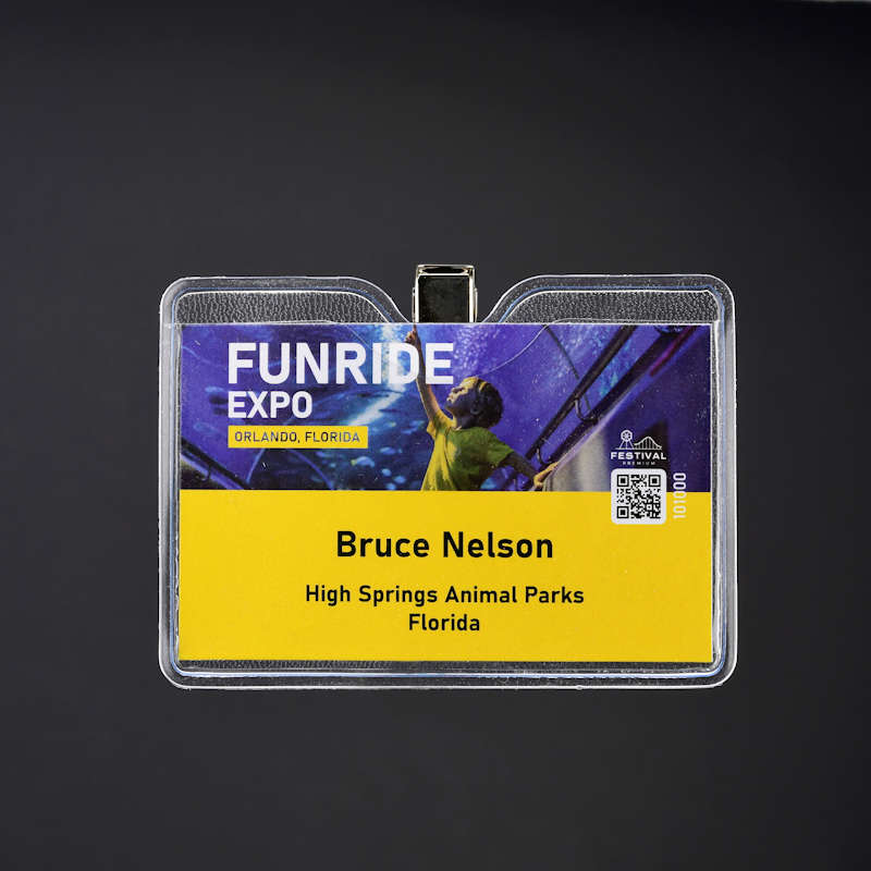 Kirkas Nimikorttitasku krokotiiliklipsillä, jämäkämpi malli kevyellä appelsiinipinnalla