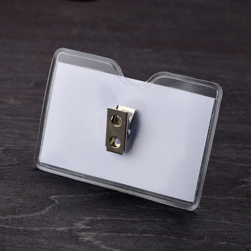 Kirkas Nimikorttitasku krokotiiliklipsillä, jämäkämpi malli kevyellä appelsiinipinnalla