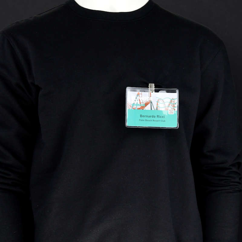 Kirkas joustava nimilappukotelo metalliklipsillä ja ripustusrei'illä