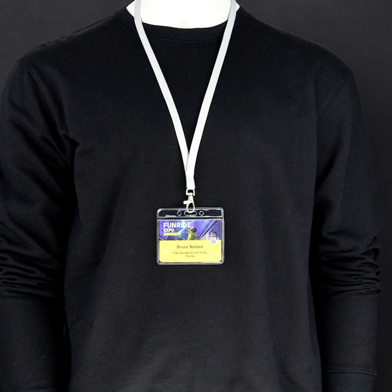 Kirkas joustava A8 muovitasku nimikortille ja kaulanauhalle