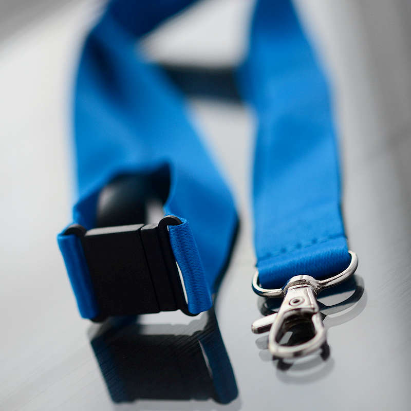 Sininen Avainnauha 20mm turvalukolla ja papukaijaklipsillä (sopii sublimaatiopainamiseen)