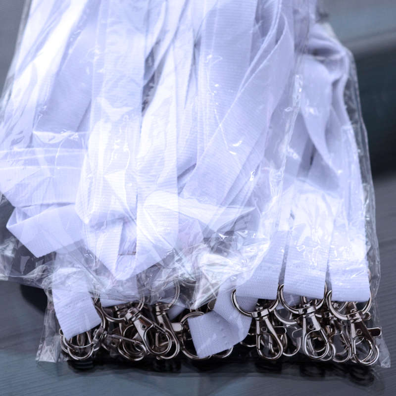 Valkoinen Avainnauha 20mm kahdella klipsillä, ei turvalukkoa, pehmeä materiaali