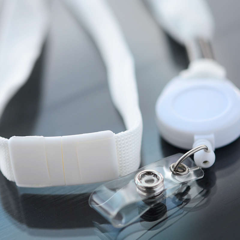 Valkoinen 16mm kaulanauha turvalukolla, valkoinen Jojo-pidike vinyylilenkillä