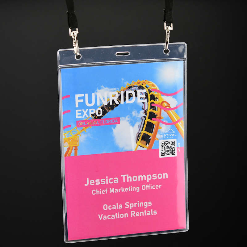 Kirkas Nimikorttitasku A5 jättikoossa, vaatii kahden klipsin kaulanauhan