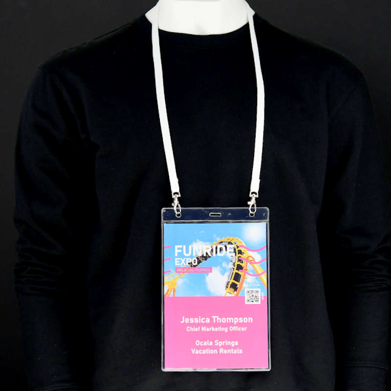 Kirkas Nimikorttitasku A5 jättikoossa, vaatii kahden klipsin kaulanauhan