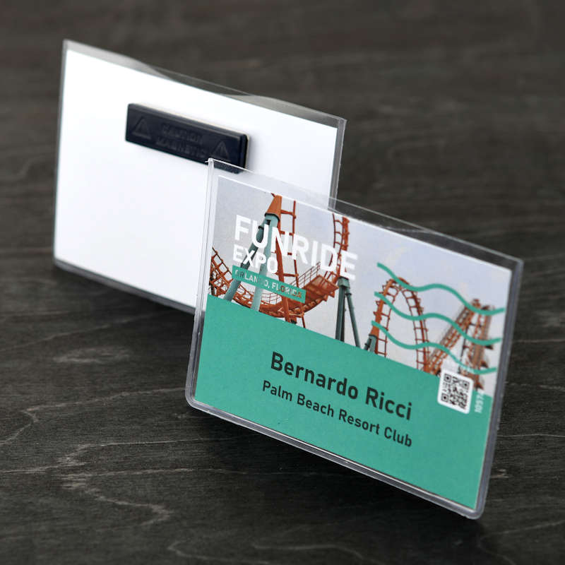 Kirkas Nimikorttitasku jossa kaksiosainen magneettikiinnitys, ei vaadi vaatteiden lävistystä