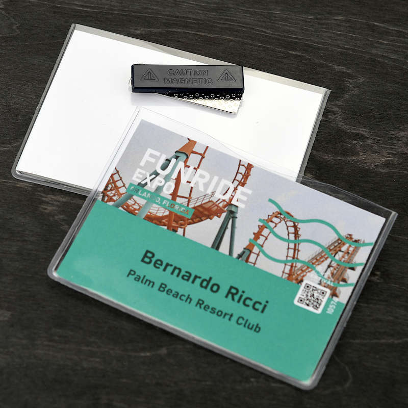 Kirkas Nimikorttitasku jossa kaksiosainen magneettikiinnitys, ei vaadi vaatteiden lävistystä