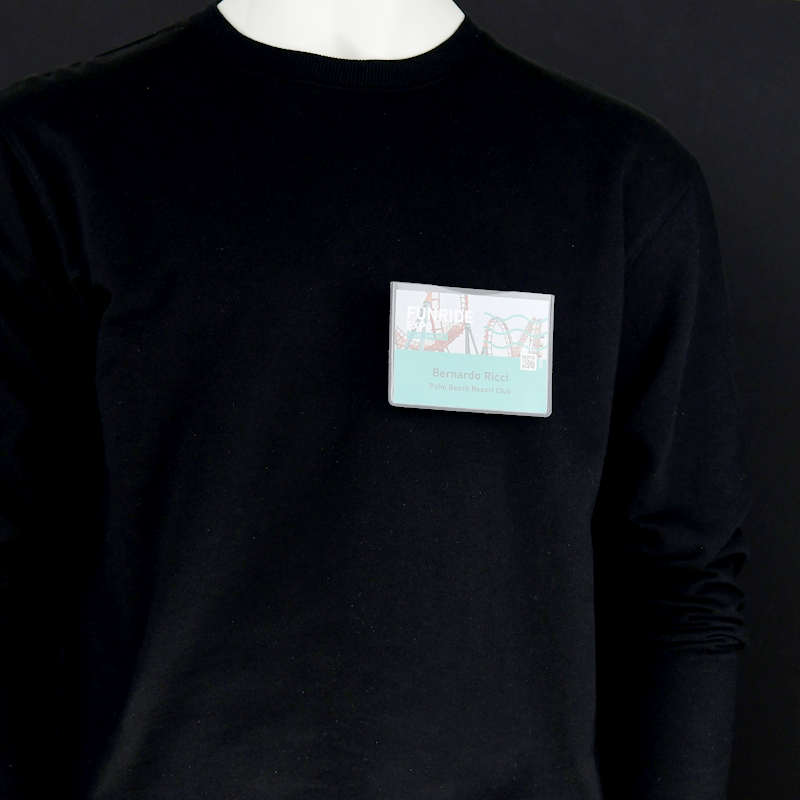 Kirkas Nimikorttitasku jossa kaksiosainen magneettikiinnitys, ei vaadi vaatteiden lävistystä