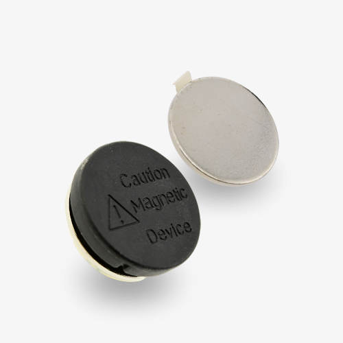 Nappimagneetti Kevyiden nimilappujen tai pienten rintanappien kiinnikkeeksi sopiva kaksiosainen nappimagneetti.