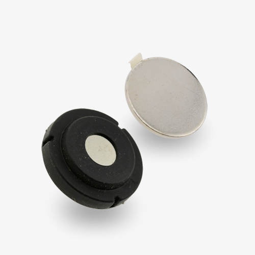 Nappimagneetti Kevyiden nimilappujen tai pienten rintanappien kiinnikkeeksi sopiva kaksiosainen nappimagneetti.