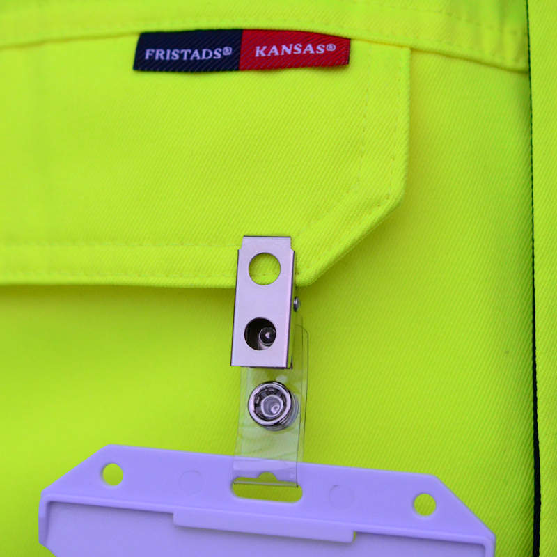 Kirkas Krokotiiliklipsi vinyylilenkillä ja neppareilla, sopii ID-pidikkeille ja vinyylitaskuille