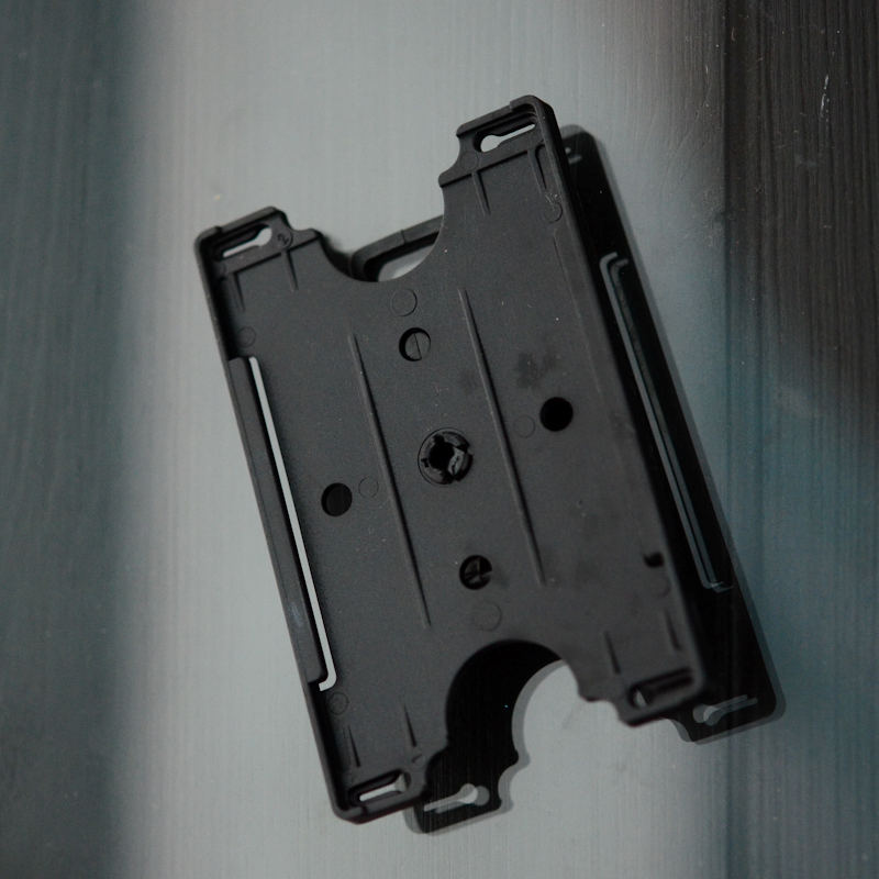 Musta Kääntyvä ID-korttipidike jossa takana iso muovinen vyöklipsi, voidaan käyttää pysty- ja vaakasuuntaisena