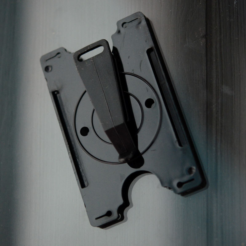 Musta Kääntyvä ID-korttipidike jossa takana iso muovinen vyöklipsi, voidaan käyttää pysty- ja vaakasuuntaisena