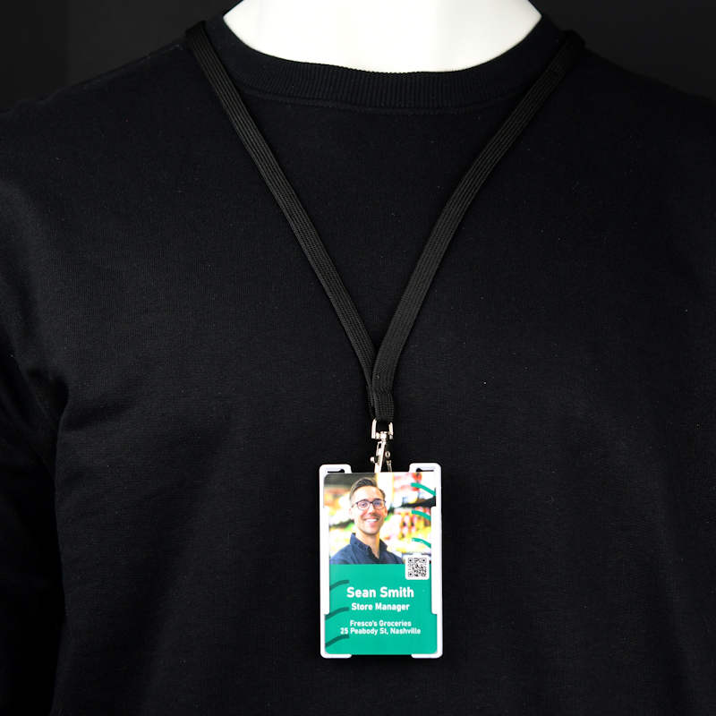 Musta Kääntyvä ID-korttipidike jossa takana iso muovinen vyöklipsi, voidaan käyttää pysty- ja vaakasuuntaisena