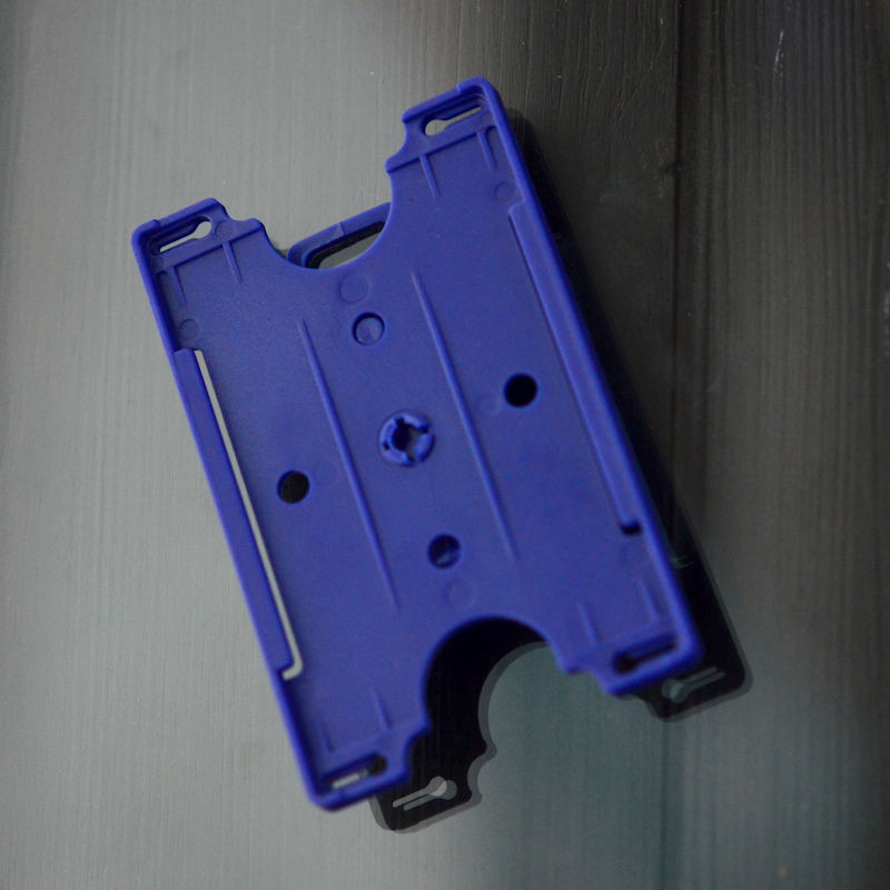 Sininen Kääntyvä ID-korttipidike jossa takana iso muovinen vyöklipsi, voidaan käyttää pysty- ja vaakasuuntaisena