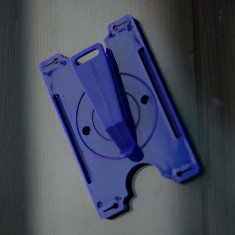 Sininen Kääntyvä ID-korttipidike jossa takana iso muovinen vyöklipsi, voidaan käyttää pysty- ja vaakasuuntaisena