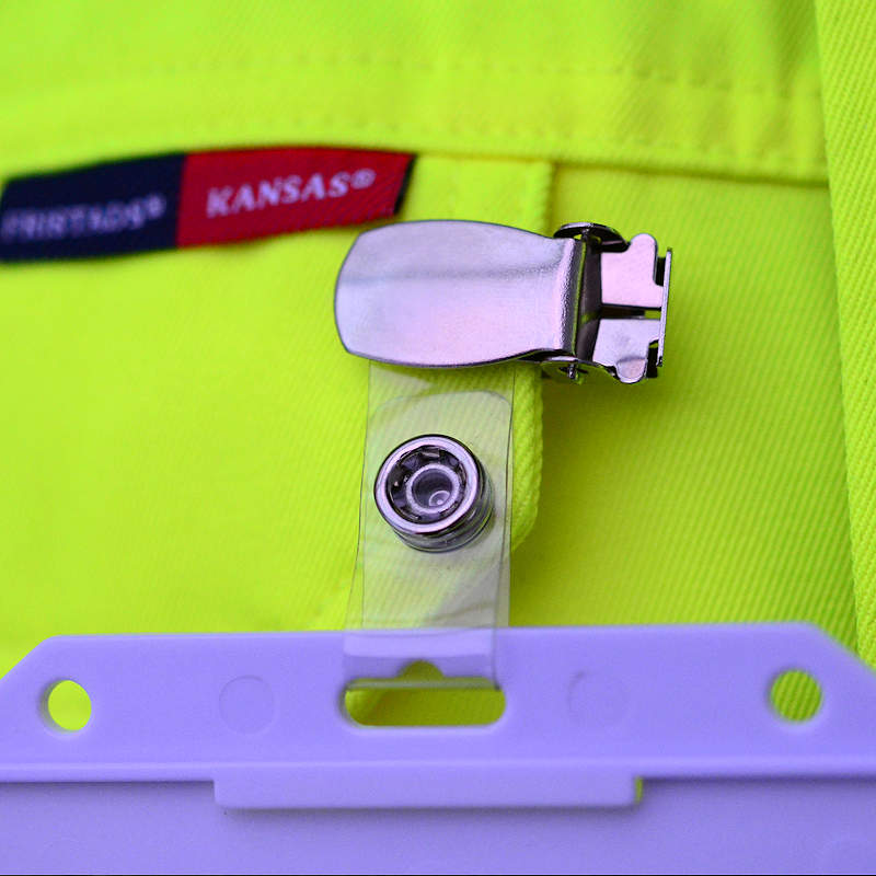 Kirkas Ripustusnipistin vinyylilenkillä ja neppareilla, sopii ID-pidikkeille ja vinyylitaskuille