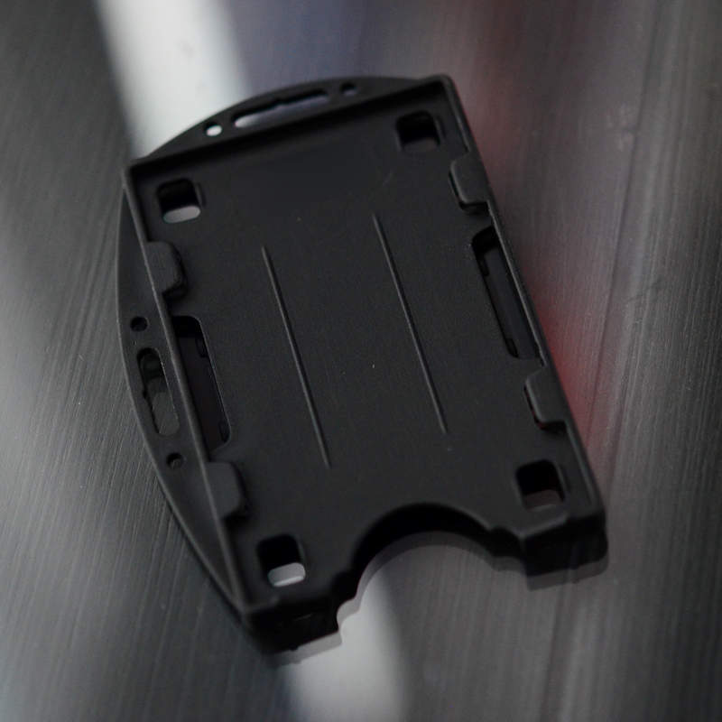 Musta Muovikorttipidike kahdelle standardikokoiselle ID-kortille