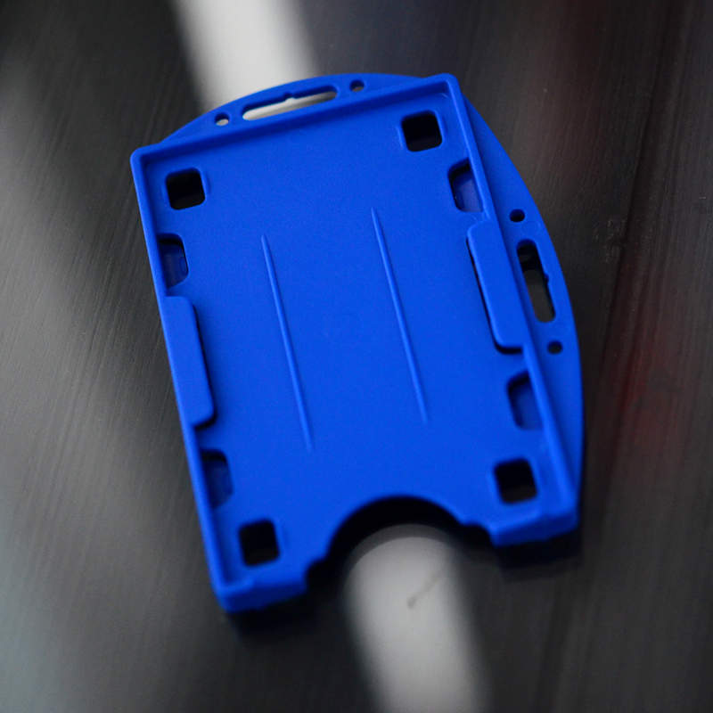 Sininen Muovikorttipidike kahdelle standardikokoiselle ID-kortille