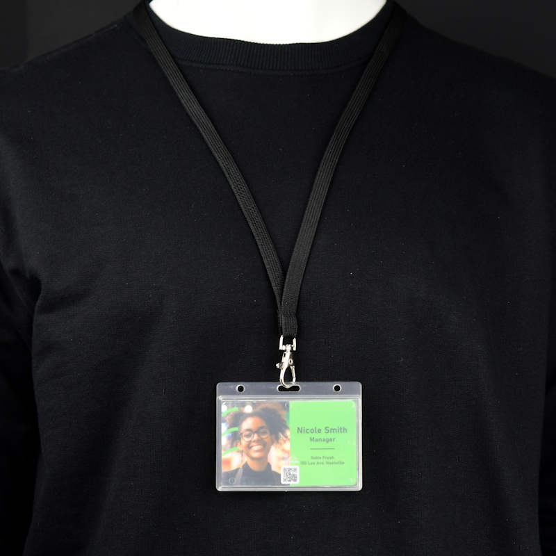 Kirkas Umpikorttipidike (vaakasuuntainen) suojaa korttia kauttaaltaan, peukaloreikä