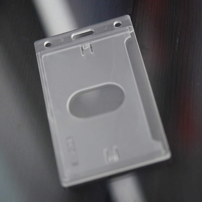 Kirkas Umpikorttipidike (pystysuuntainen) suojaa korttia kauttaaltaan, peukaloreikä