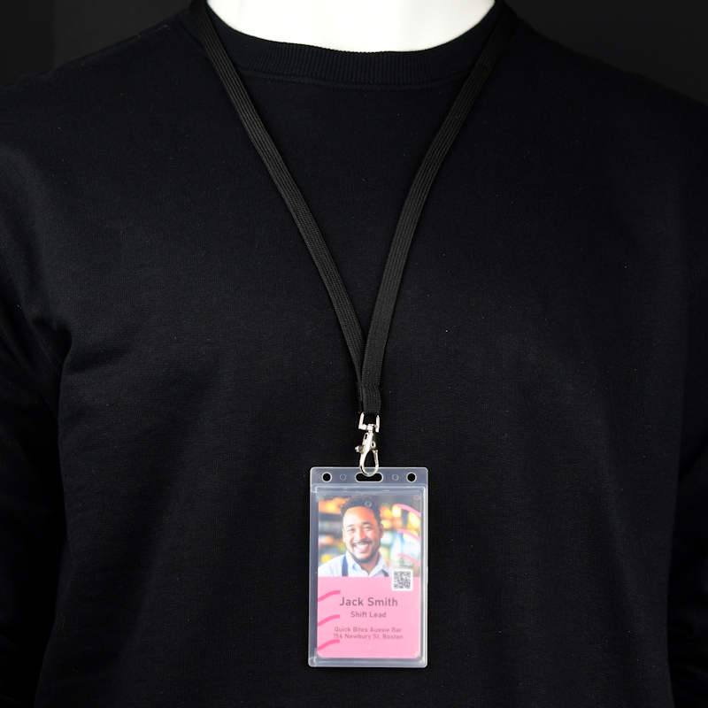 Kirkas Umpikorttipidike (pystysuuntainen) suojaa korttia kauttaaltaan, peukaloreikä