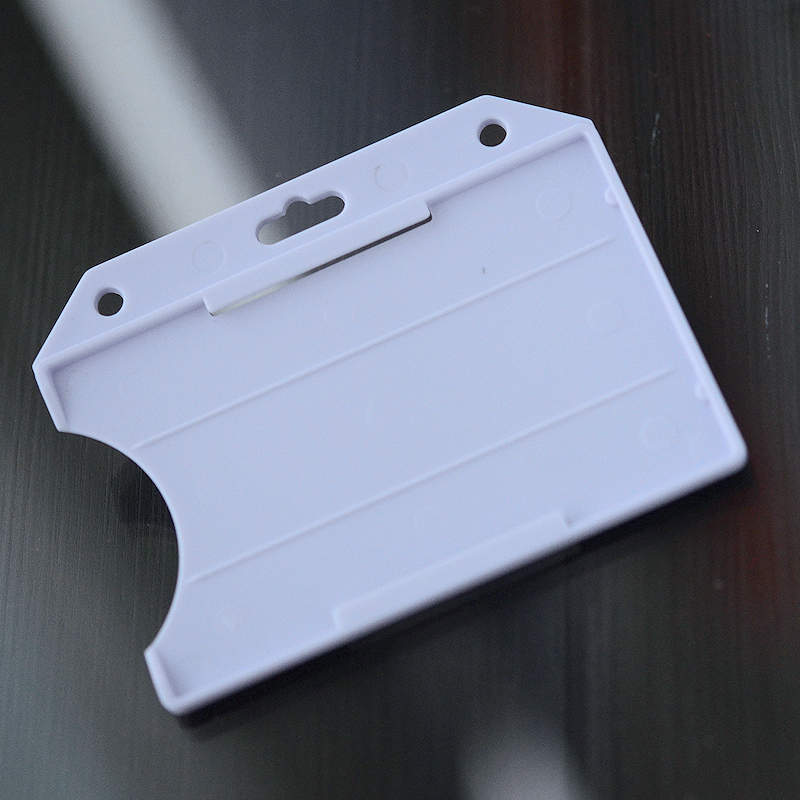 Valkoinen Perinteinen ID-kortin pidike yhdelle kortille