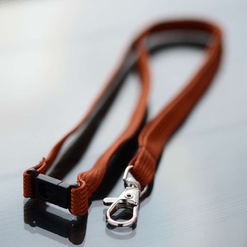 Kastanjan Ruskea Classic 10mm kaulanauha turvalukolla ja papukaijaklipsillä