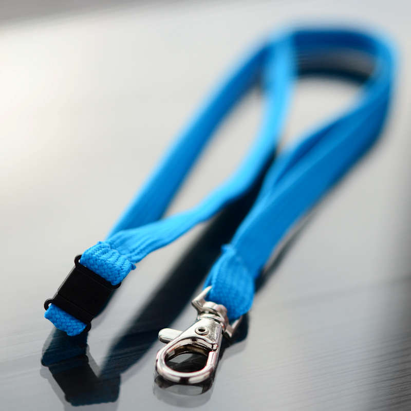 Turkoosi Classic 10mm kaulanauha turvalukolla ja papukaijaklipsillä