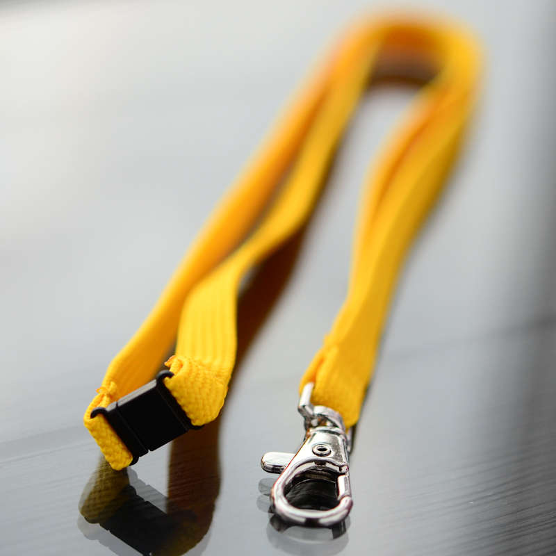 Mikadon Keltainen Classic 10mm kaulanauha turvalukolla ja papukaijaklipsillä