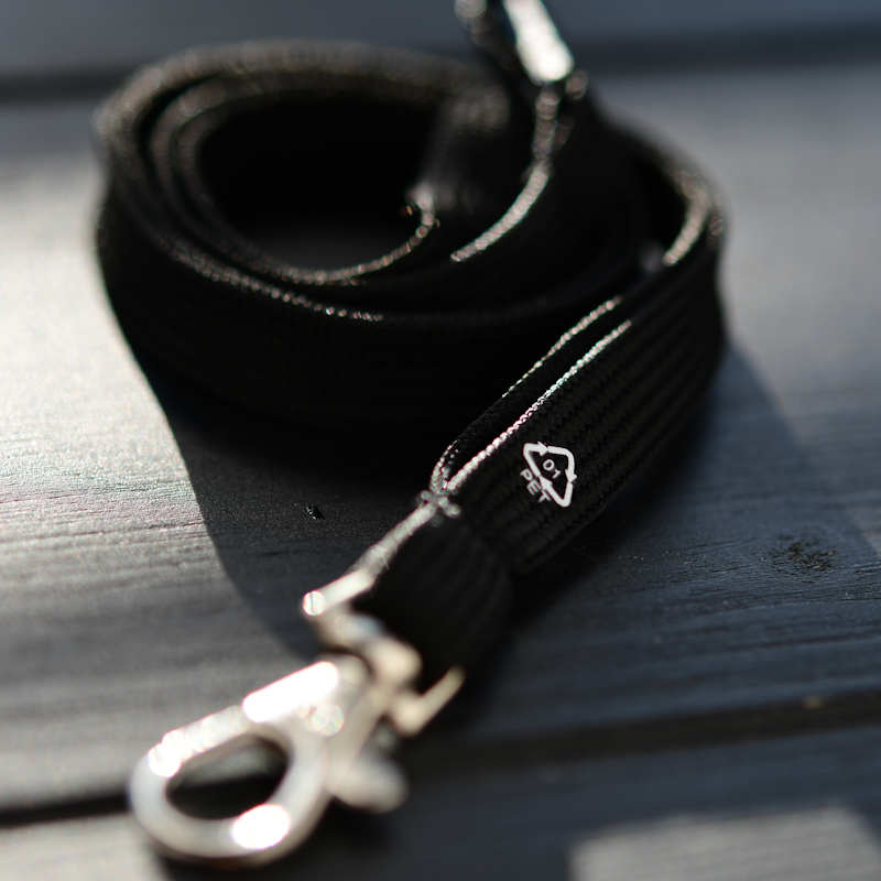 Musta rPET RPET kierrätysmuovinen Classic 10mm kaulanauha turvalukolla ja papukaijaklipsillä