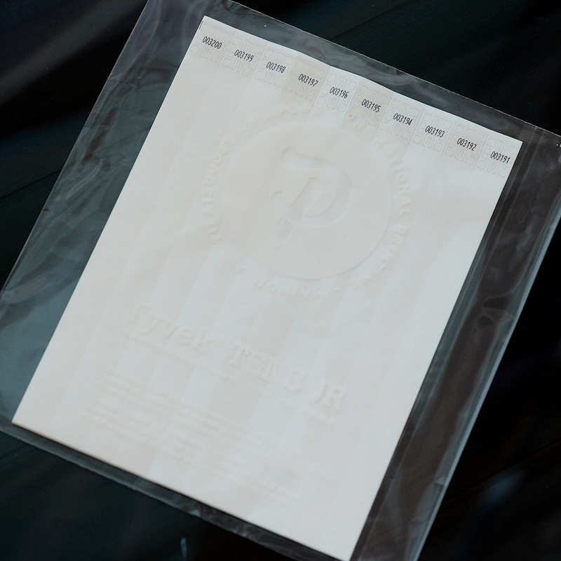 Valkoinen Tyvek Tens ranneke pysyvästi liimautuvalla tarrapinnalla