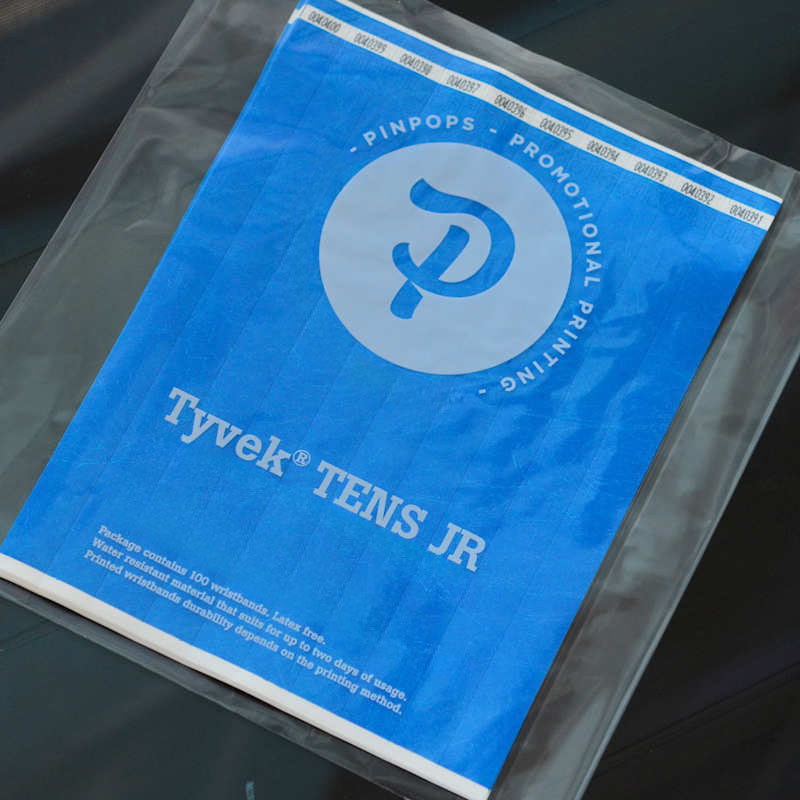 Sininen Tyvek Tens ranneke pysyvästi liimautuvalla tarrapinnalla