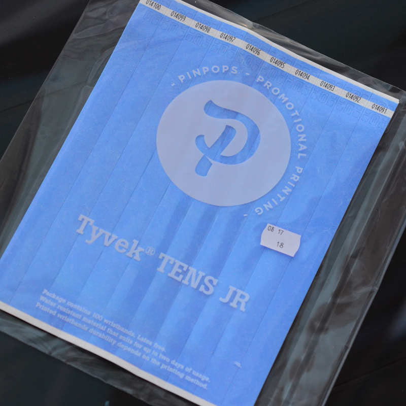Vaalean sininen Tyvek Tens ranneke pysyvästi liimautuvalla tarrapinnalla