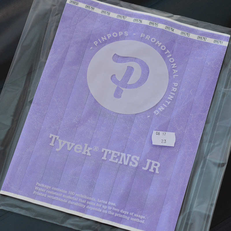 Laventeli Tyvek Tens ranneke pysyvästi liimautuvalla tarrapinnalla