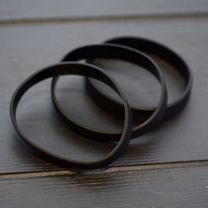 Musta Silikoniranneke varastotuotteena