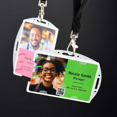 Kirkas huurrettu Muovikorttipidike kahdelle standardikokoiselle ID-kortille